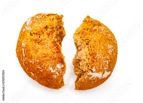 Geteiltes Brot auf weißem hintergrund