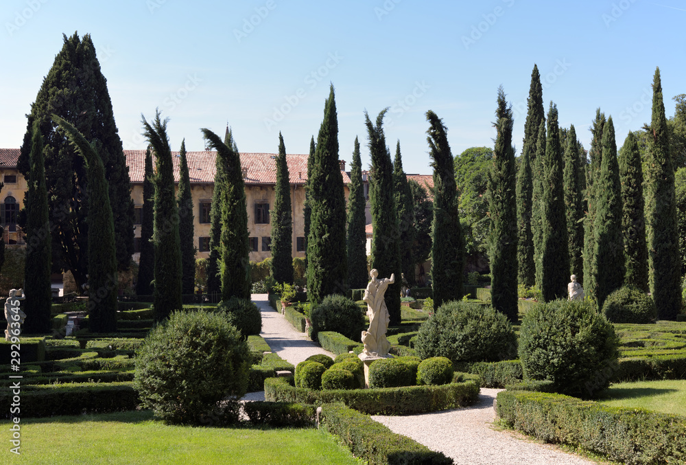Giusti-Garden-Verona-Italy-Italian-garden-with-the-Piano-Nobile
