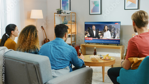 Canvas Print Happy Friends Sitting At Home Watching News