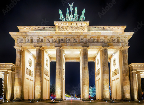 Brandenburger Tor in Berlin bei Nacht, Deutschland