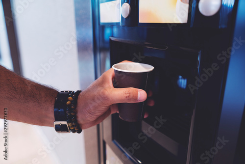 Quadro su tela Man hand with coffee, vending coffee machine
