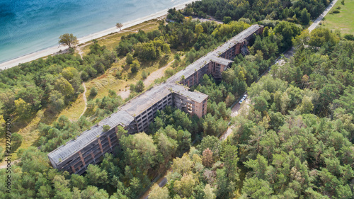 Prora     gigantyczny historyczny nazistowski o  rodek wypoczynkowy nad Ba  tykiem na wyspie Rugia