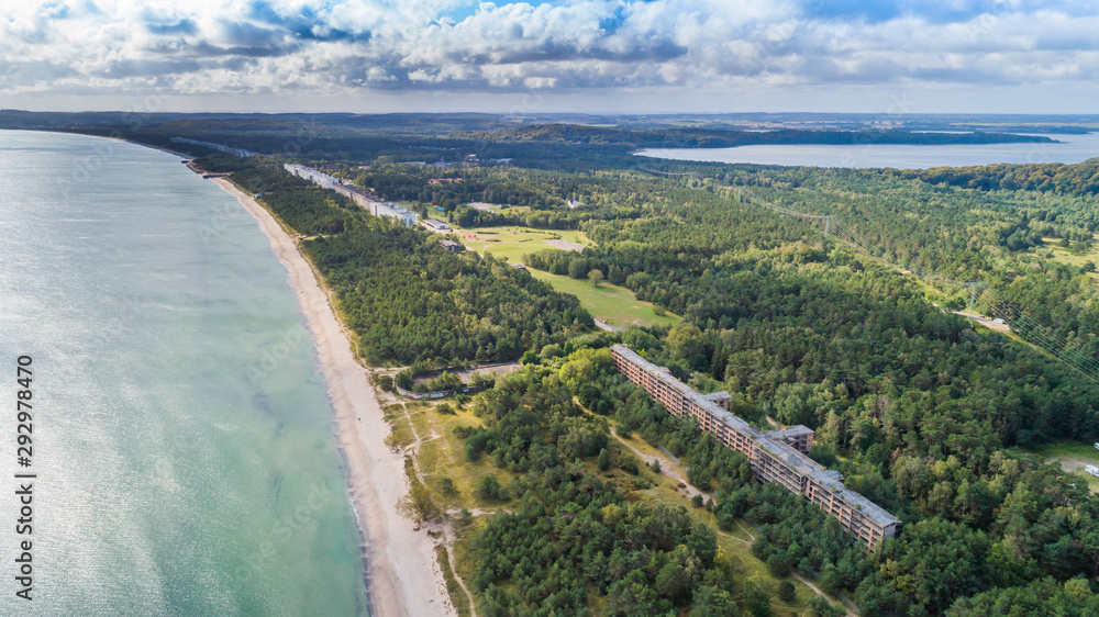 Fototapeta premium Prora – gigantyczny historyczny nazistowski ośrodek wypoczynkowy nad Bałtykiem na wyspie Rugia