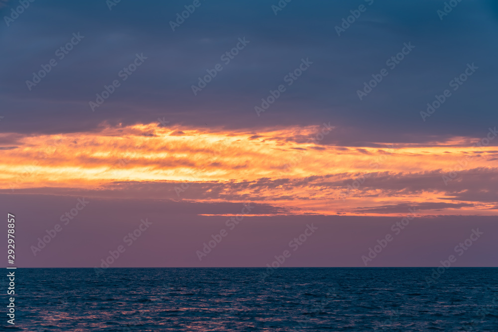 Obraz premium Beautiful pink sunset over the sea.