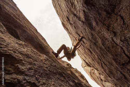 Foto A rock climber pressing between two walls, between a rock and a hard place