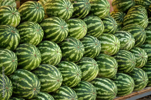 Gestapelter Turm von Wassermelonen und frisches Obst an einem Marktplatz im Süden von Italien
