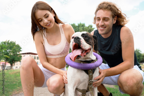 Sporty young couple with cu...