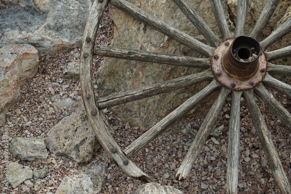 Wagon Wheel, rustic