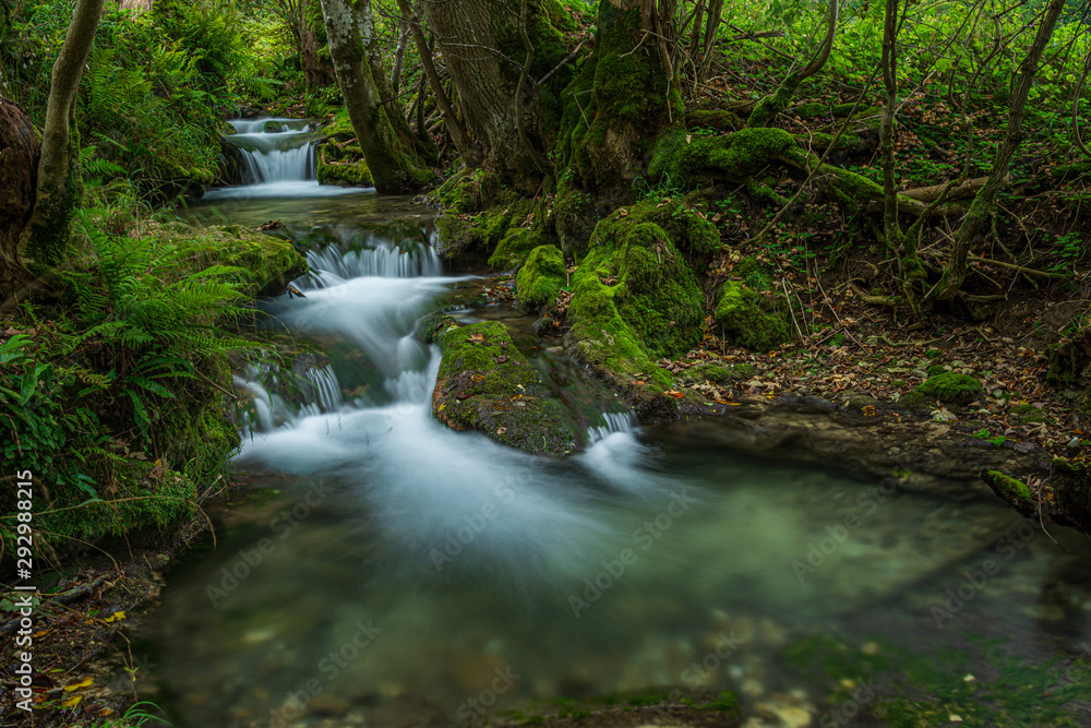 Wasserfall mit fließendem Wasser Wasserfall mit fließendem Wasser