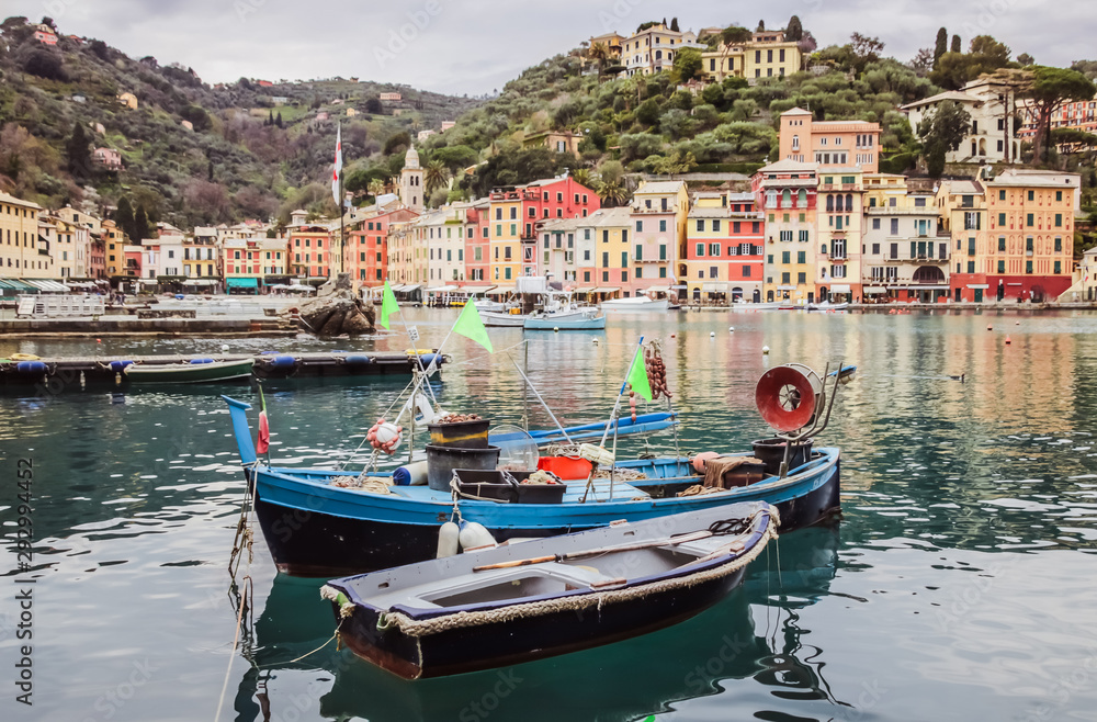 Portofino est un village de pêcheurs situé sur la Riviera italienne, au sud-est de Gênes. Des maisons aux tons pastel, des boutiques de luxe et des restaurants longent le port