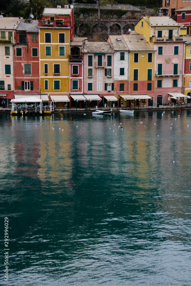 Portofino est un village de pêcheurs situé sur la Riviera italienne, au sud-est de Gênes. Des maisons aux tons pastel, des boutiques de luxe et des restaurants longent le port