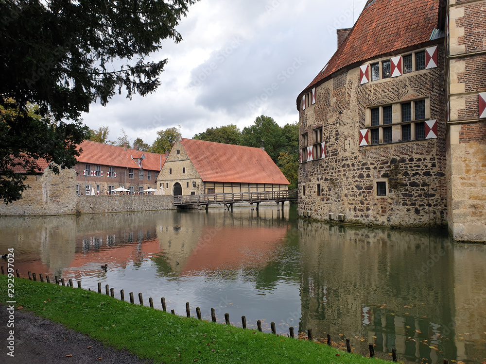 Wasserspiegelung - Burg Vischering in Lüdinghausen