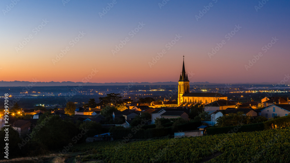 Naklejka premium Beaujolais village at dawn