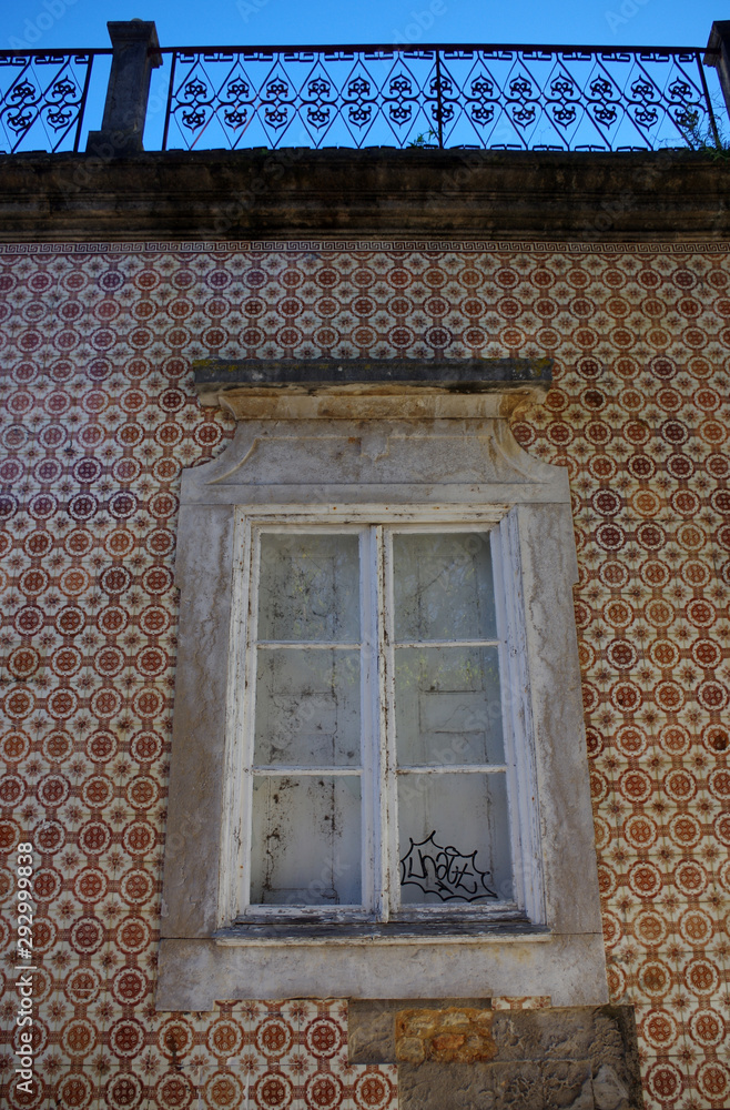 fenêtre dans la vieille ville de Faro, Portugal fenêtre dans la vieille ville de Faro, Portugal