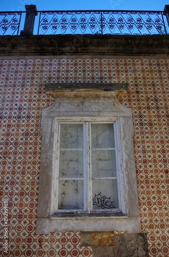 fen  tre dans la vieille ville de Faro  Portugal