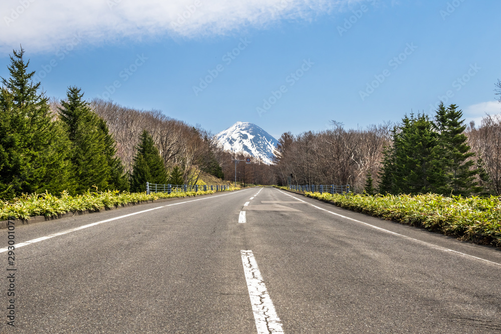 Fototapeta premium 知床峠 春の羅臼岳