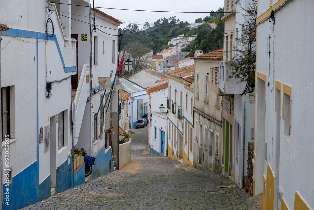 Obraz premium Häuser und Strassen am Wanderweg „Rota Vicentina“ (Historischer Weg, Fischerweg) im Süden von Portugal 
