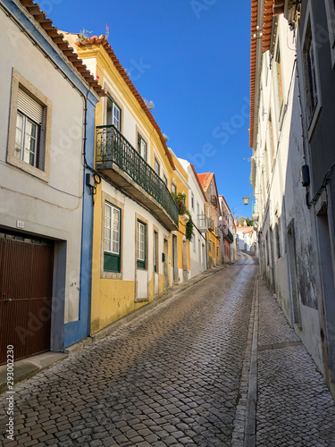Häuser und Strassen am Wanderweg „Rota Vicentina“ (Historischer Weg, Fischerweg) im Süden von Portugal 