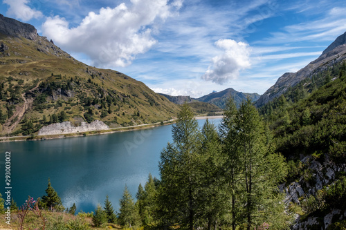 Fototapeta Naklejka Na Ścianę i Meble -  Paesaggio di montagna con lago e diga