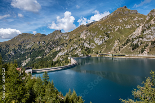 Paesaggio di montagna con lago e diga