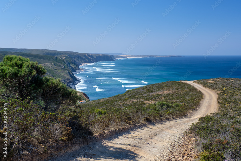 Fototapeta premium Küste, Klippen und Meer am Wanderweg „Rota Vicentina“ (Historischer Weg, Fischerweg) im Süden von Portugal 