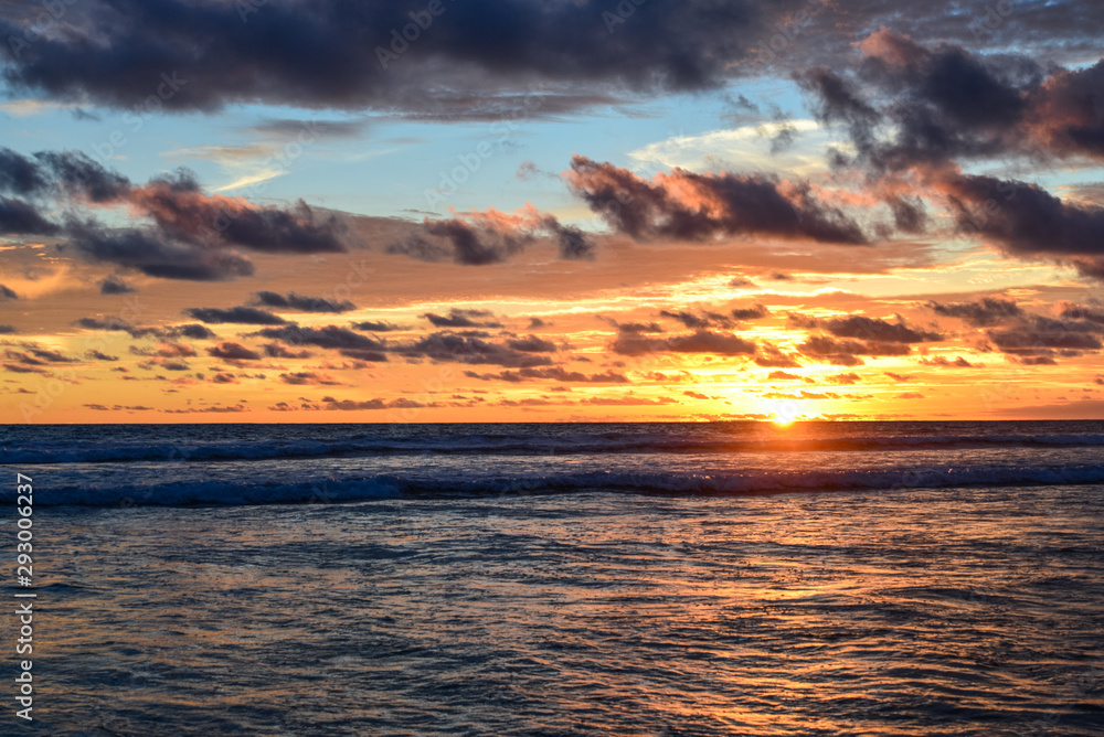 Fototapeta premium Beautiful bright purple sunset