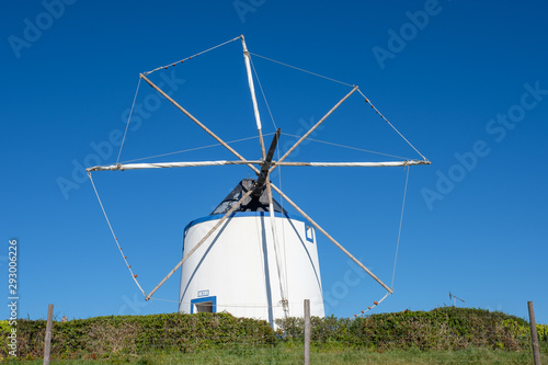 Windmühle am Fernwanderweg „Rota Vicentina“ (Historischer Weg, Fischerweg) im Süden von Portugal 