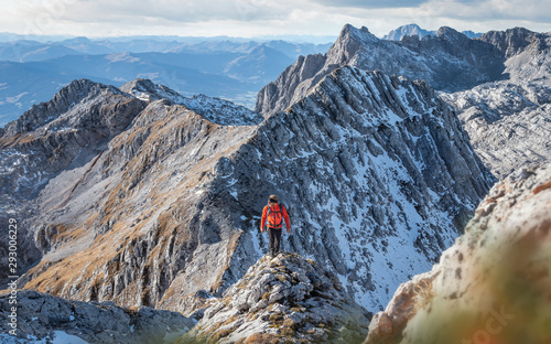 Obraz na plátně Mountaineer walking on a ridge in the alps