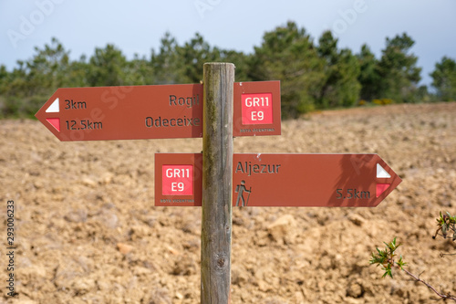 Wegweiser und Wegzeichen am Fernwanderweg „Rota Vicentina“ (Historischer Weg, Fischerweg) im Süden von Portugal 