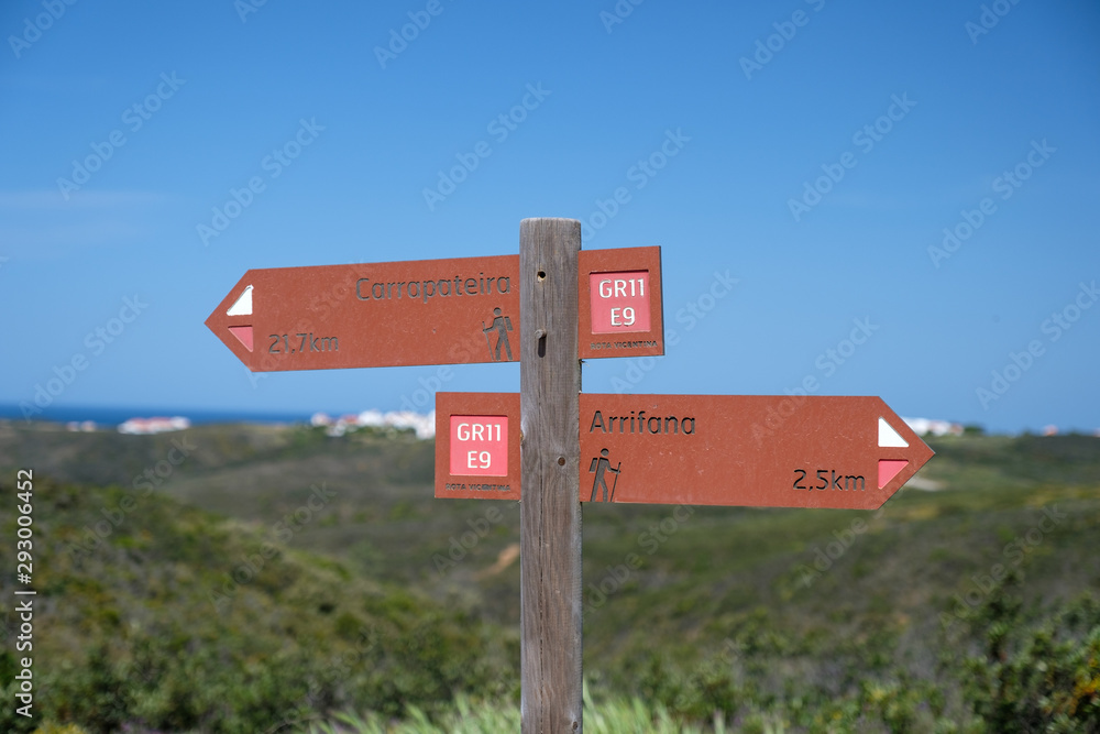 Wegweiser und Wegzeichen am Fernwanderweg „Rota Vicentina“ (Historischer Weg, Fischerweg) im Süden von Portugal Wegweiser und Wegzeichen am Fernwanderweg „Rota Vicentina“ (Historischer Weg, Fischerweg) im Süden von Portugal