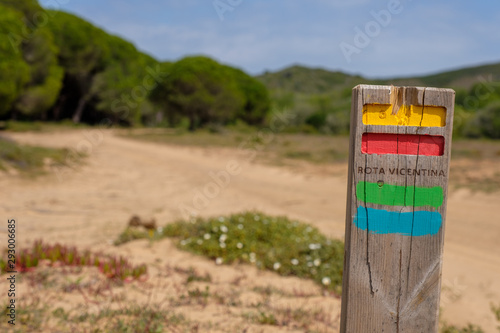 Wegweiser und Wegzeichen am Fernwanderweg „Rota Vicentina“ (Historischer Weg, Fischerweg) im Süden von Portugal 