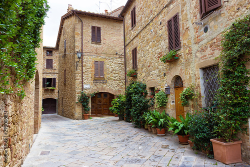 Fototapeta Naklejka Na Ścianę i Meble -  Delicious glimpse of a street of Pienza, famous tuscan town in Italy