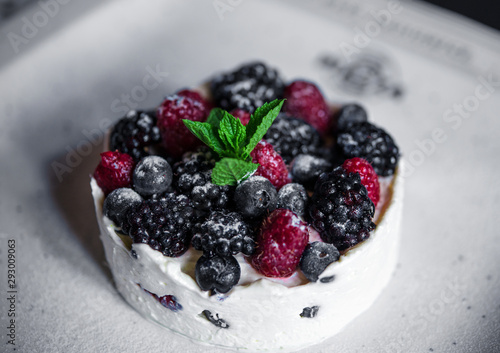 Cake with blackberries and raspberries