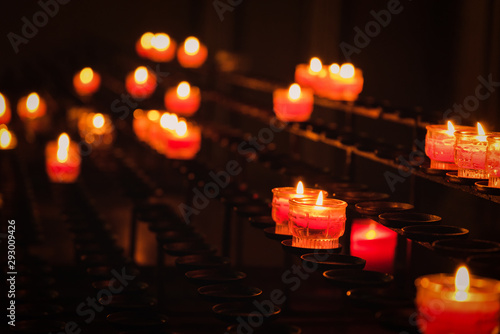 brennende kerzen in einer kirche