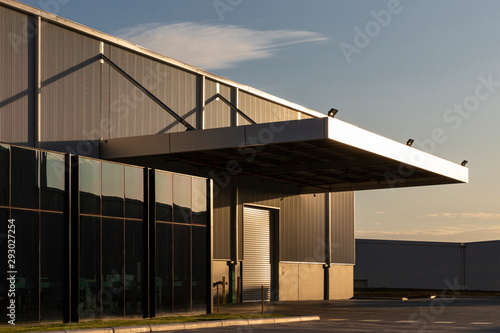 Fotografia Industrial office & warehouse architecture bathed in afternoon light