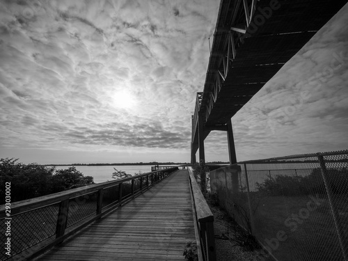 Φωτογραφία Commodore Barry Bridge and fishing pier overlooking Delaware river, Chester PA