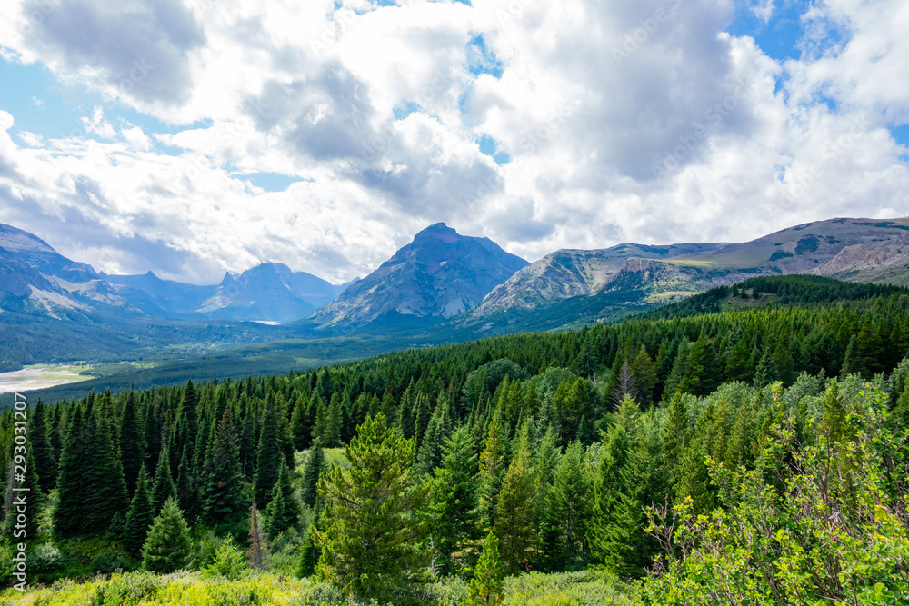 Obraz premium Beautiful landscape of the Two Medicine Lake in Glacier National Park