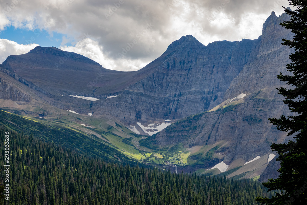 Obraz premium Beautiful Mt Grinnell landscape around Grinnell Lake area