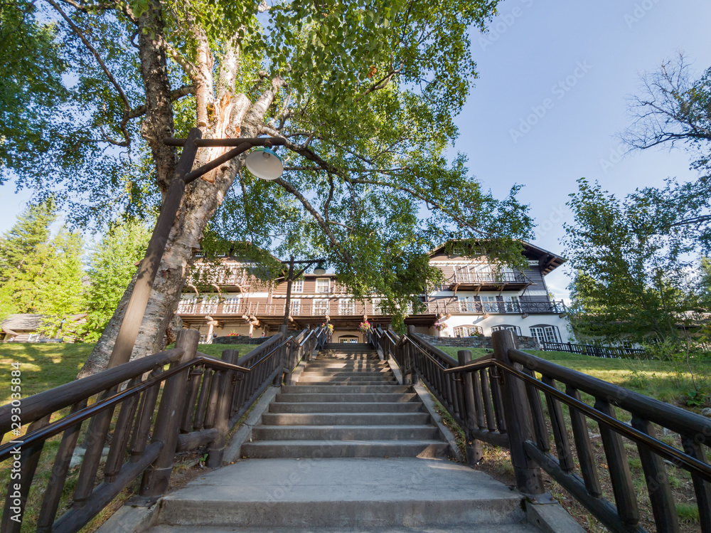 Obraz premium Exterior view of the Lake Mcdonald Lodge