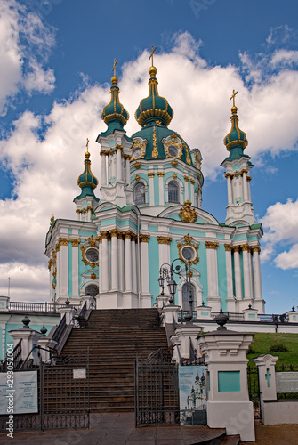 Blick auf die St. Andreaskirche in Kiew in der Ukraine 
