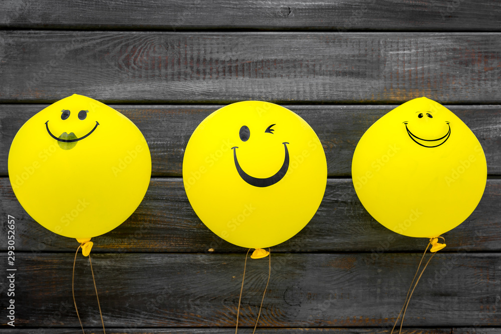Emocja szczęścia. Żółty balon z uśmiechem na niebieskim tle widok z góry <span>plik: #293052657 | autor: 9dreamstudio</span>