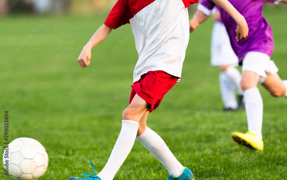 Obraz premium Young boys playing soccer.