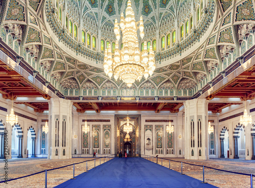 Fototapeta The main prayer hall of the Sultan Qaboos Grand Mosque