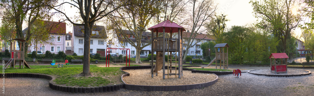 Kinderspielplatz am Morgen in Bonames, einem Stadtteil von Frankfurt am Main Kinderspielplatz am Morgen in Bonames, einem Stadtteil von Frankfurt am Main