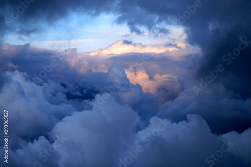 Photo background unusual clouds in the mountains