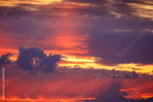 Cielo con nubes al amanecer con colores rojos y anaranjados.