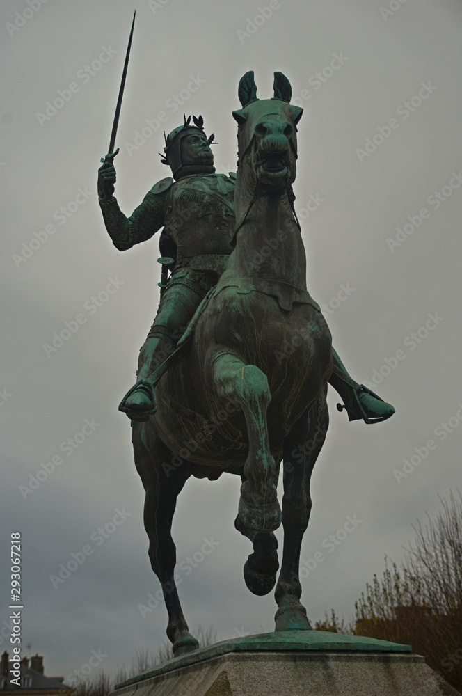 Fototapeta premium Monument dedicated to Bertrand Du Guesclin in Dinan, France