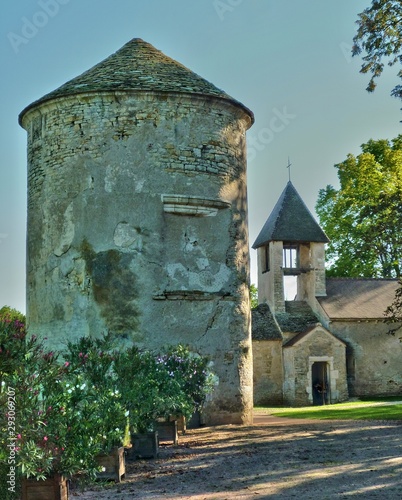 un vieux pigeonnier et une vieille chapelle. Une ancienne chapelle et un ancien pigeonnier. Une vieille tour et une vieille église. photo