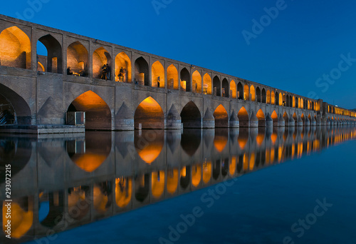 Obraz na plátně Si-o-se Pol, also known as 33 bridge, reflected on Zayande rud river at dusk, Is