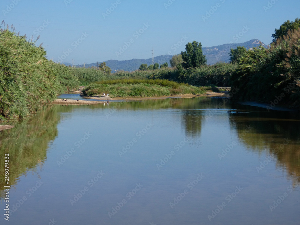 Río LLobregat, muy cerca de su desembocadura en el mar mediterráneo Río LLobregat, muy cerca de su desembocadura en el mar mediterráneo